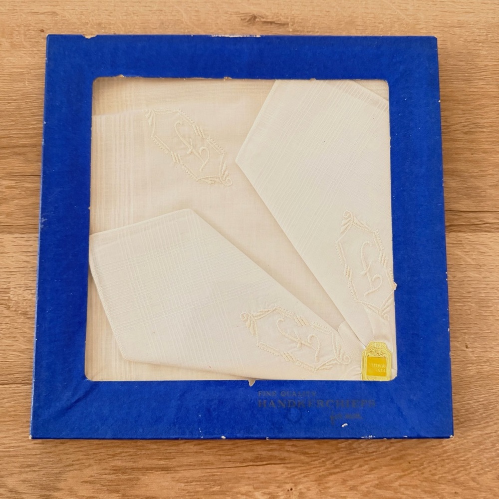 NIB Vtg Fine Quality Handkerchief Napkins Pack of 4, Embroidered Letter,‎ White